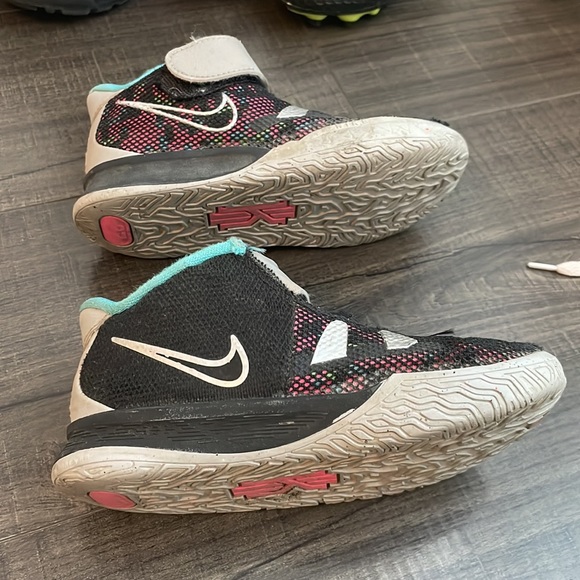 Toddler - Nike Kyrie - size 10 - Picture 3 of 5